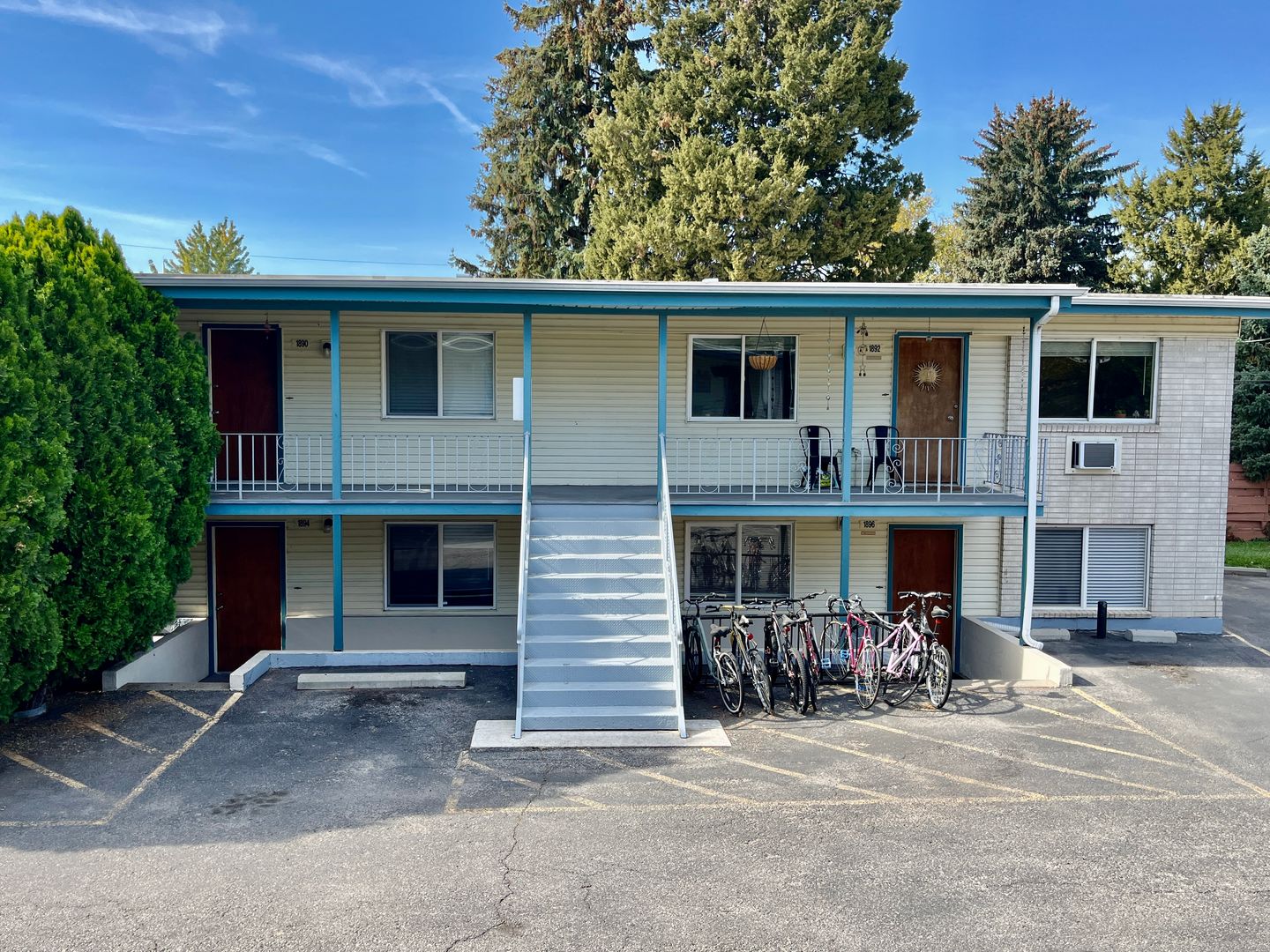 Boise Apartment: 1882-1896 W Belmont St