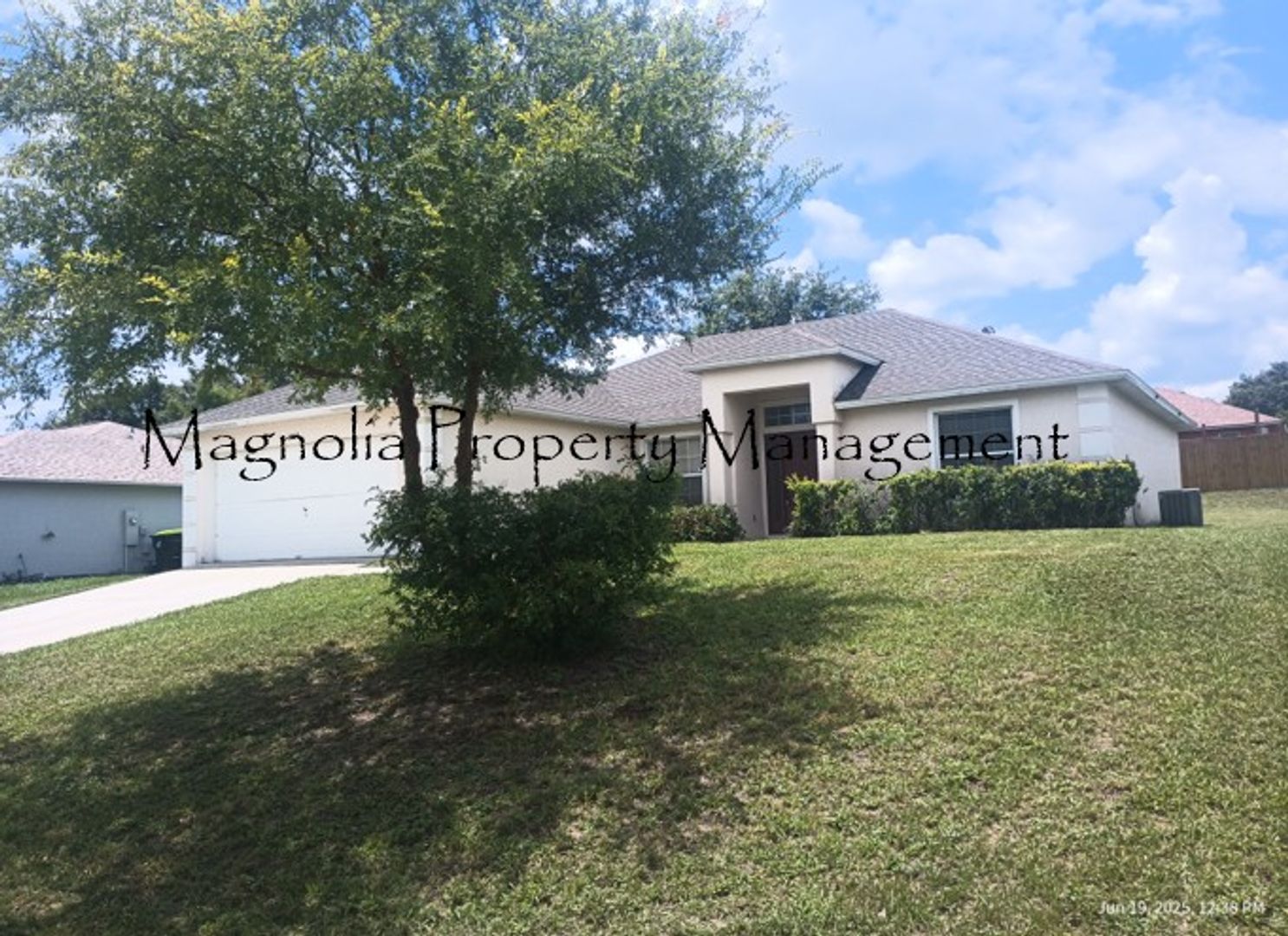 Mascotte House: 5014 Whispering Wing Lane