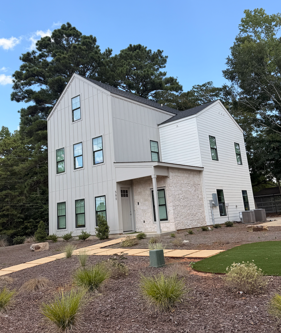 Auburn House: 580 Pride Avenue