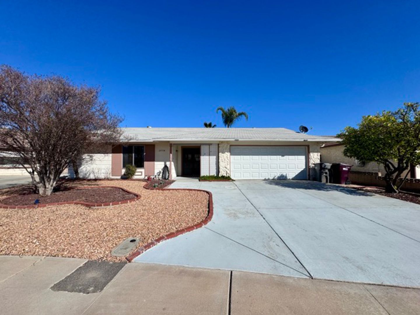 Menifee House: 27174 Embassy St