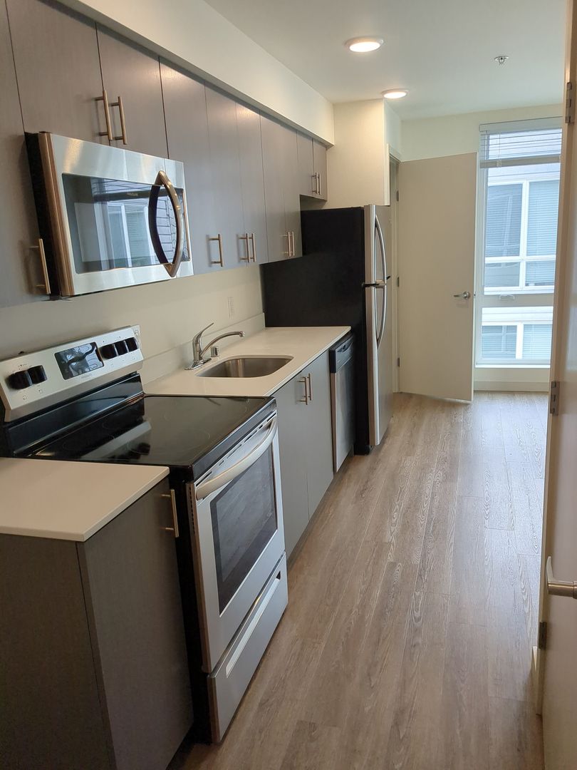 Seattle Apartment: 6404 9th Ave NE