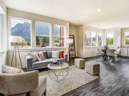 2 Story Townhome, 2 Car Garage, Washer and Dryer in Unit!