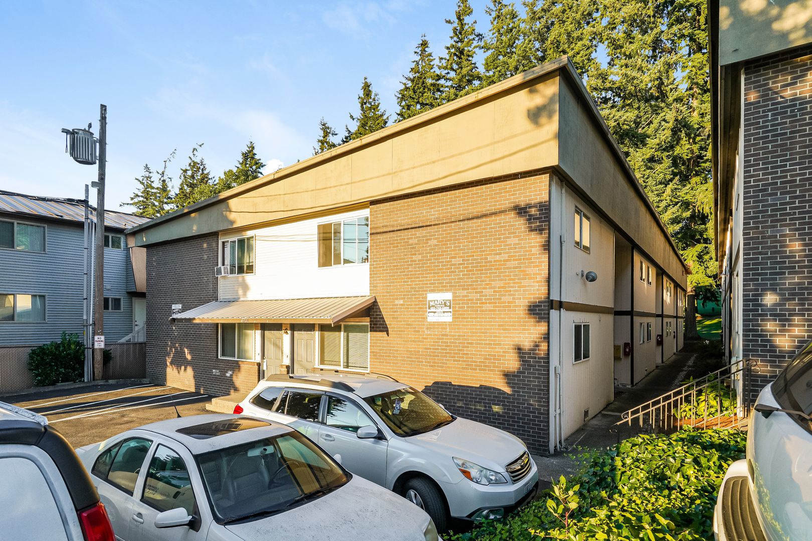 Everett Apartment: 5701 & 5707 Highway Place