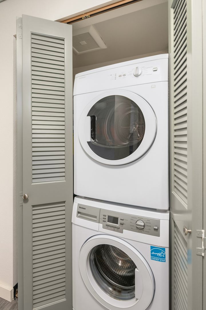 Shoreline Apartment: 16100 Linden Ave N
