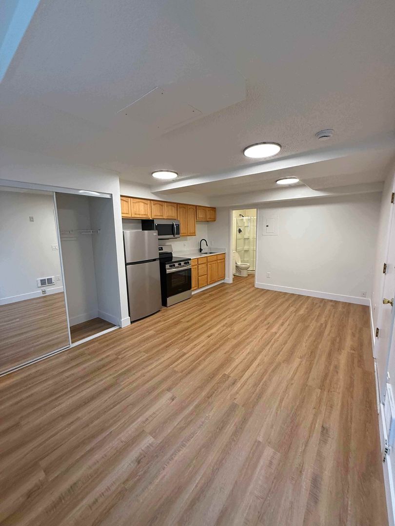 Seattle Apartment: 2021 NW 58th Street