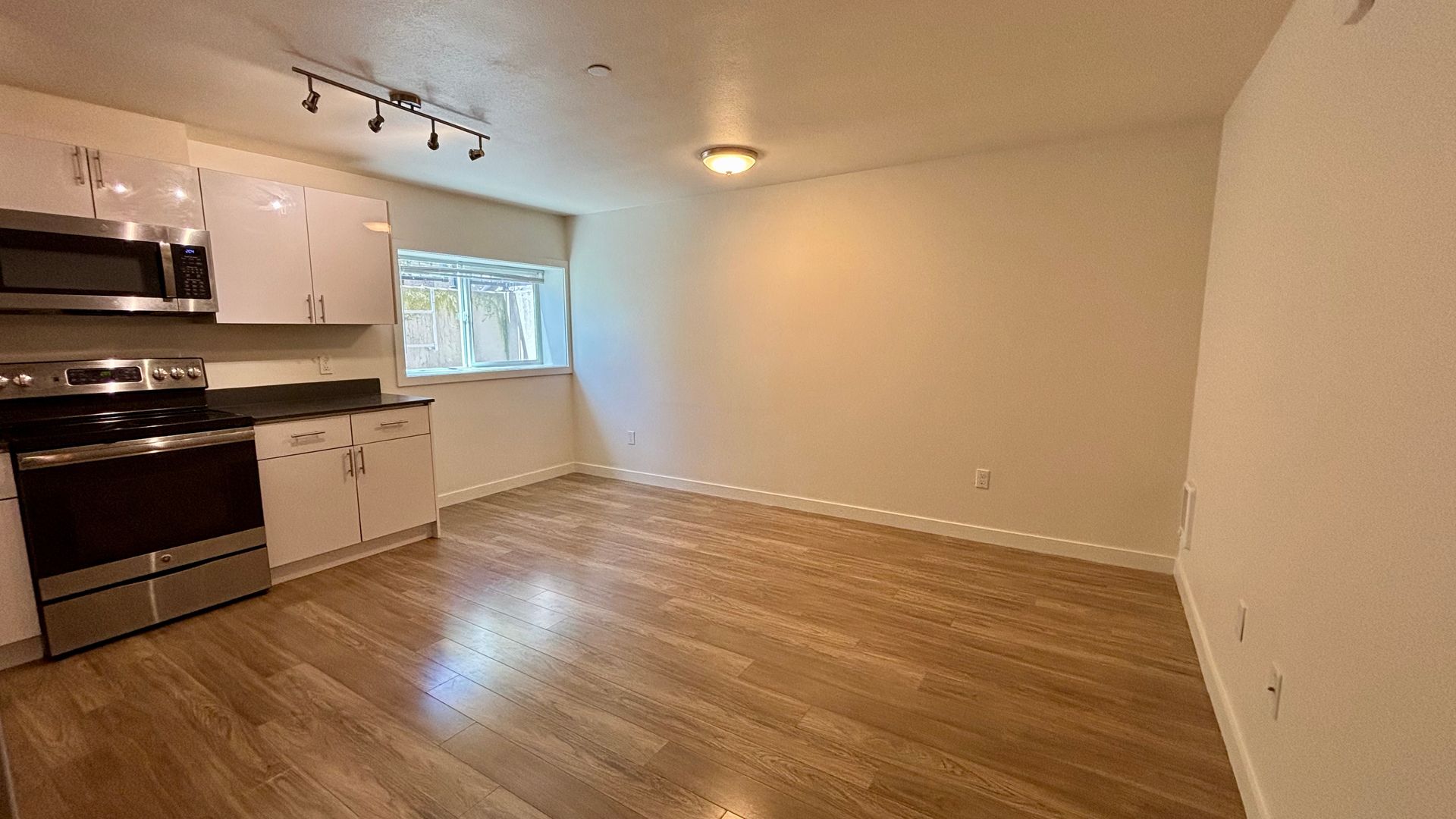 Seattle Apartment: 411 W Republican ST