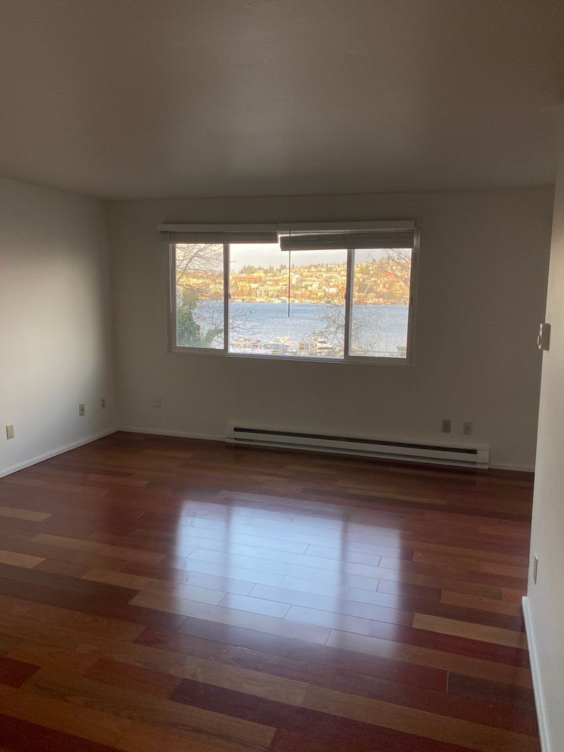 Seattle Apartment: 1900 8th Ave N