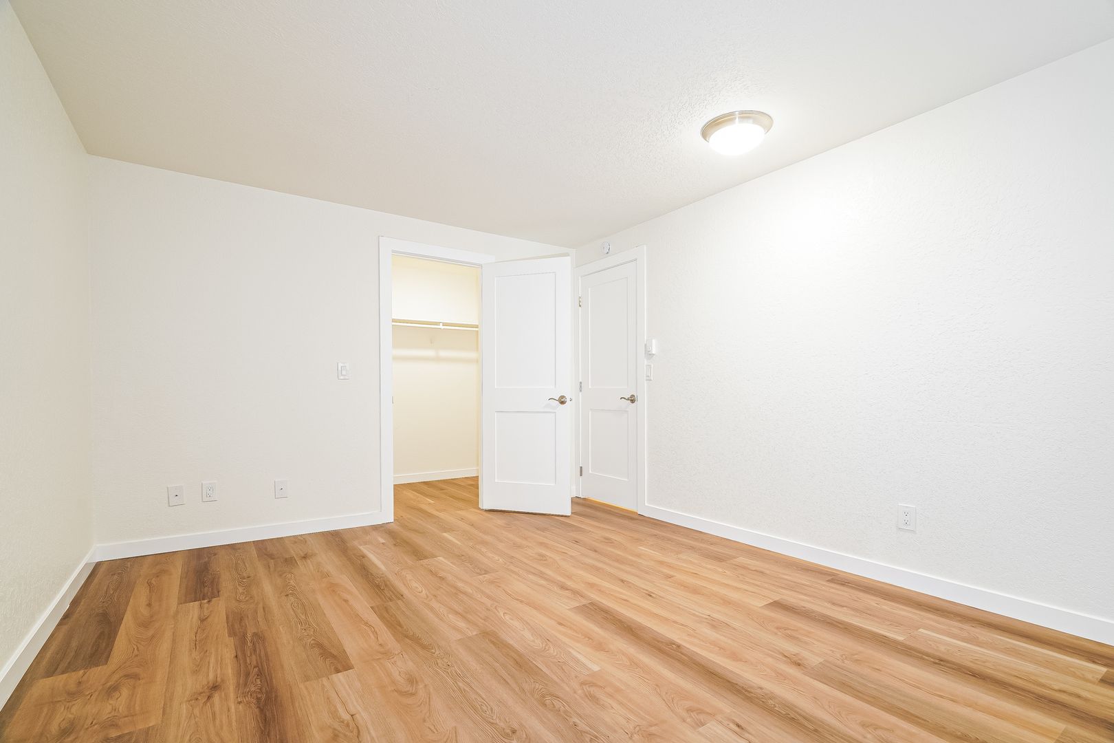 Everett Apartment: 5701 & 5707 Highway Place
