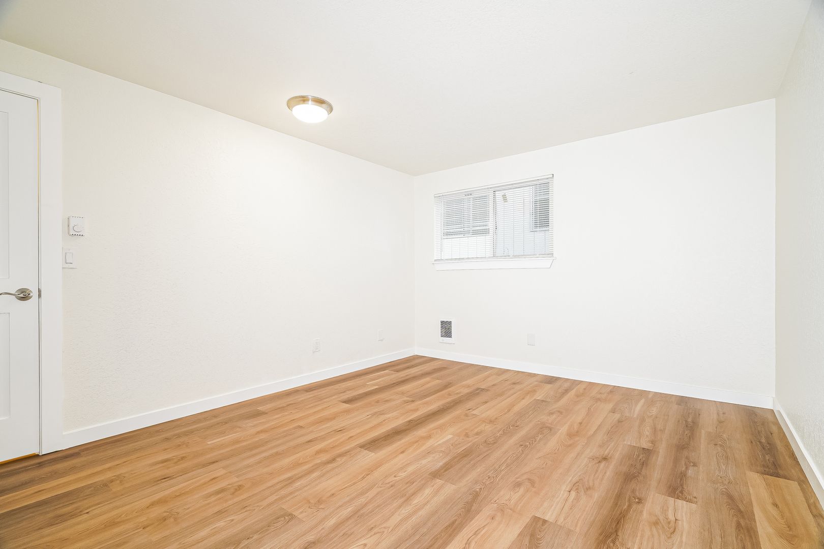 Everett Apartment: 5701 & 5707 Highway Place