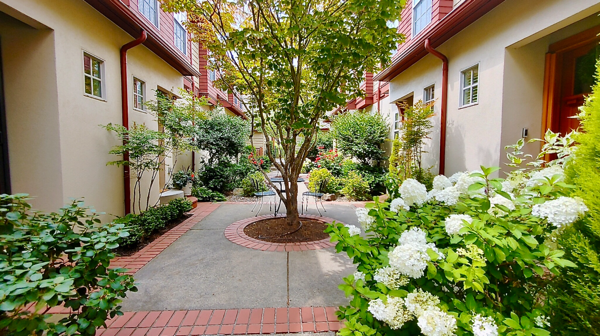 LAKE OSWEGO Condo: 568 2ND ST.