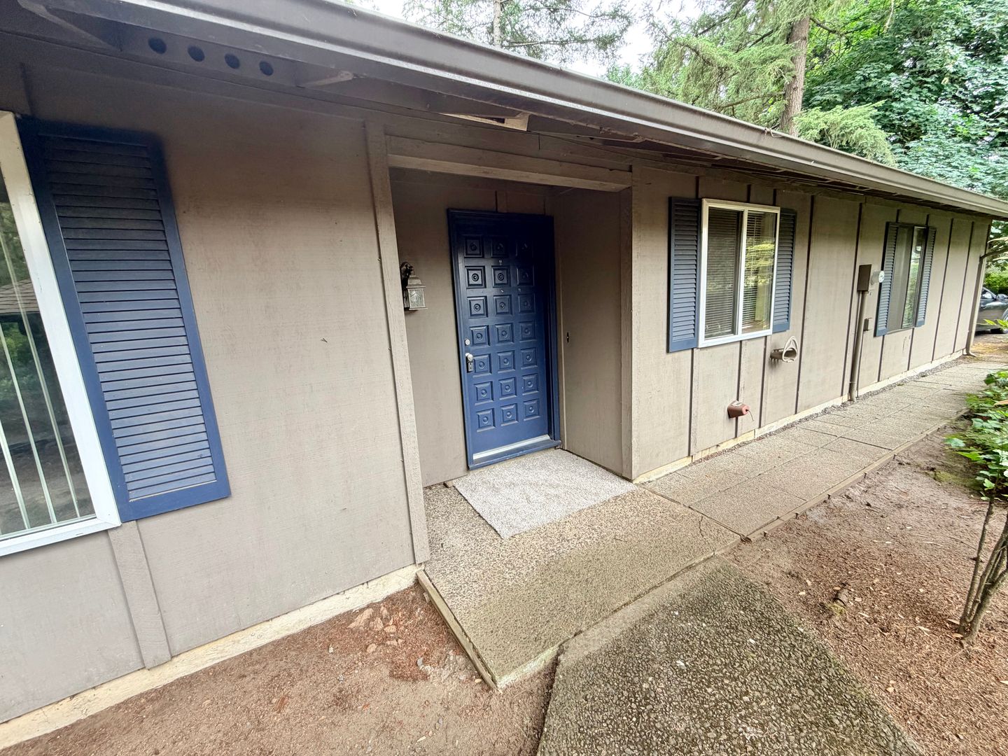 LAKE OSWEGO Apartment: 18131 - 18133 DEERBRUSH AVE.