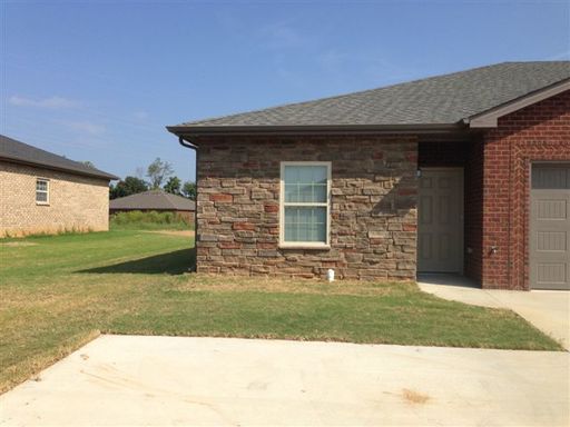 Amazing 2 Bedroom 2 Bath w/ Garage ***RENT SPECIAL*** – photo 1