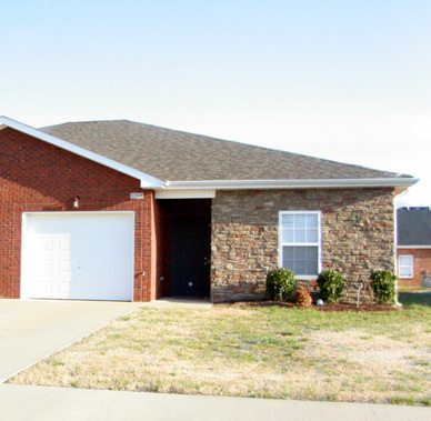 Move-In Special 2 bedroom 2 bath 1 car attached Garage – photo 1