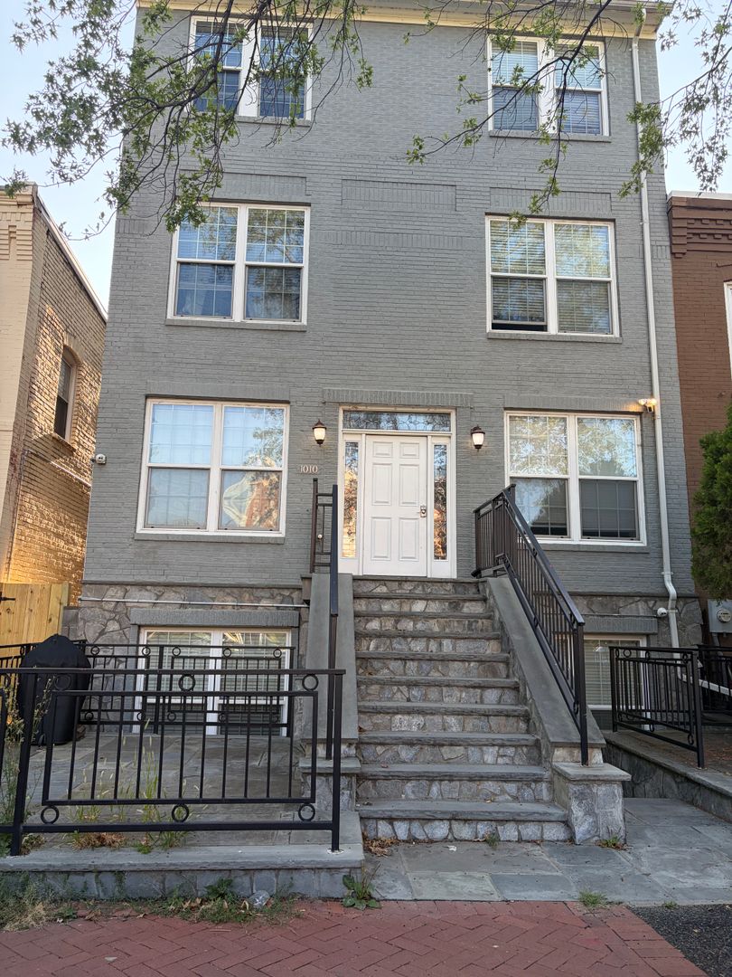 Washington Apartment: 1010 3rd St