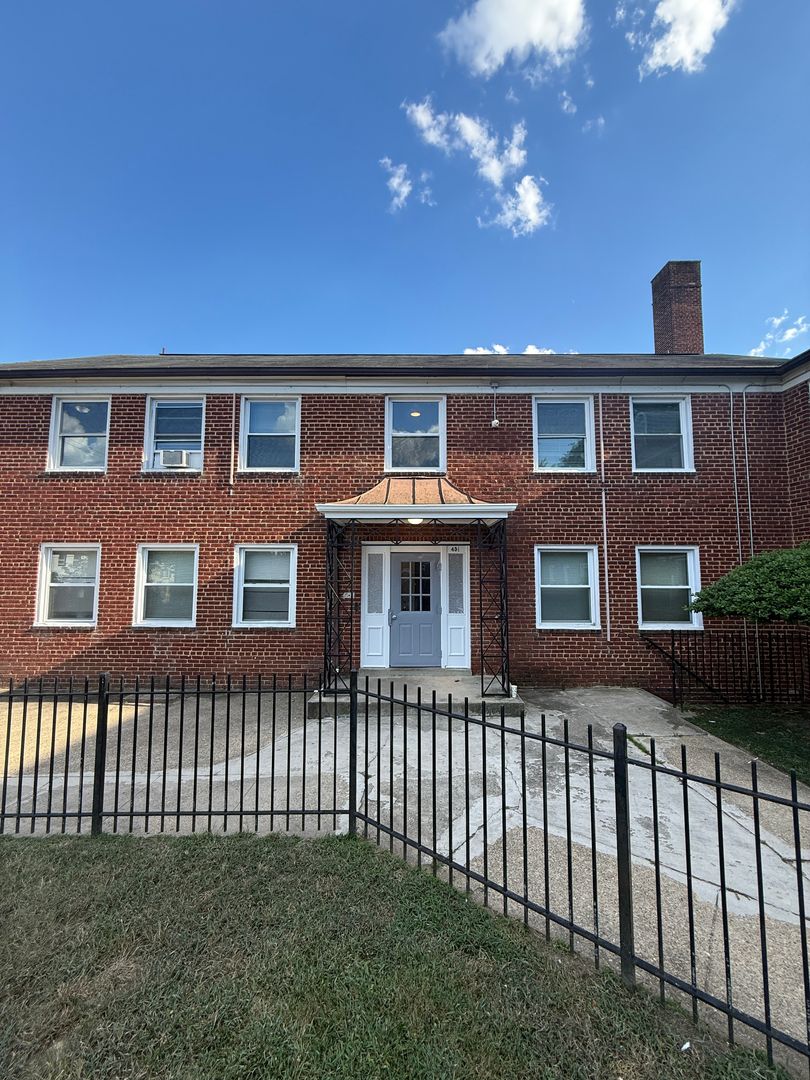 Washington Apartment: 451 Burbank St SE
