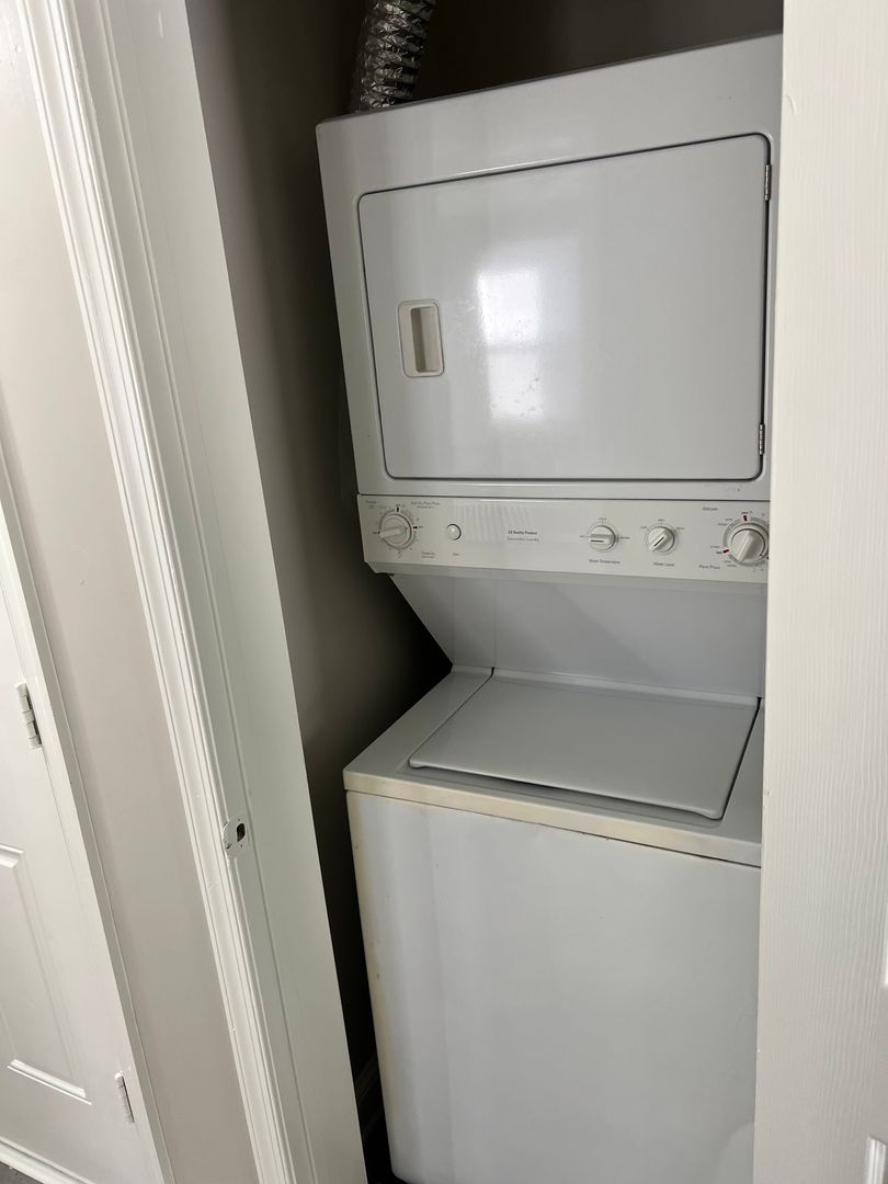 Washington Apartment: 1613 Olive St. SE