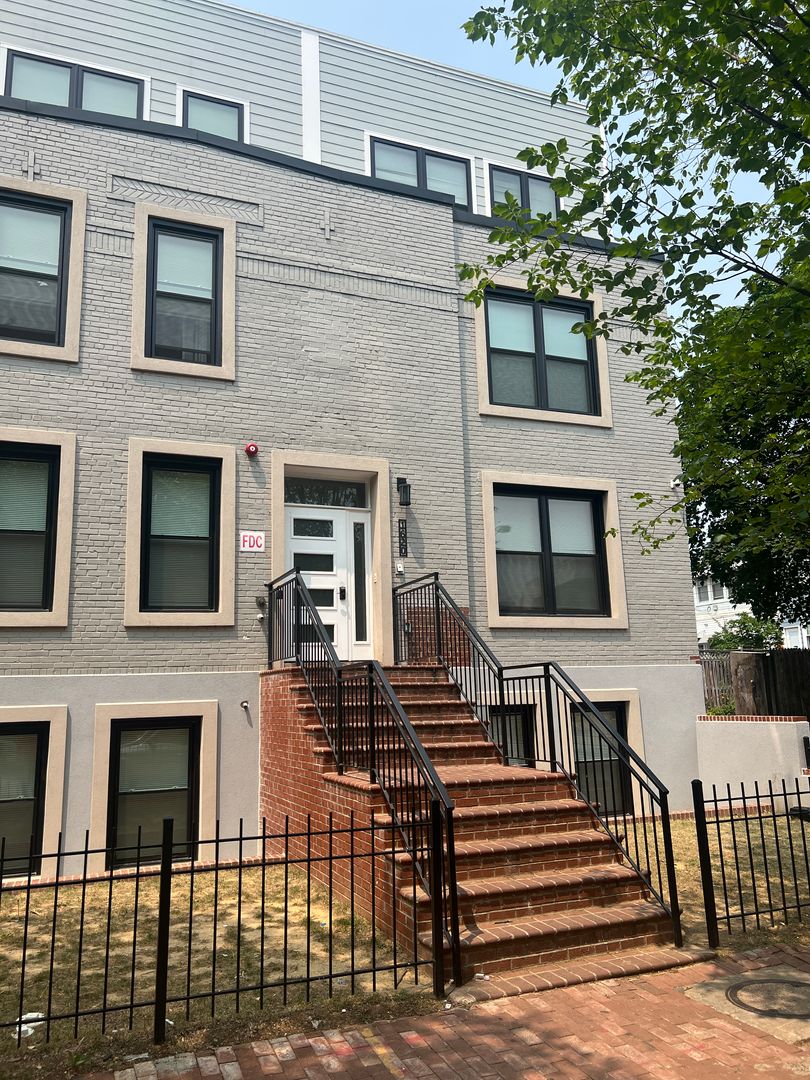 Washington Apartment: 1620 Constitution Avenue NE