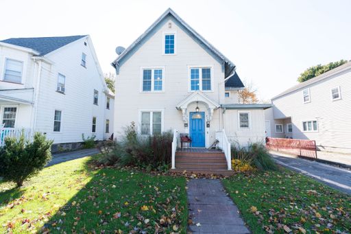 224 E Commercial St | 2 BD/ Den/ 1 BA | Lower Apt