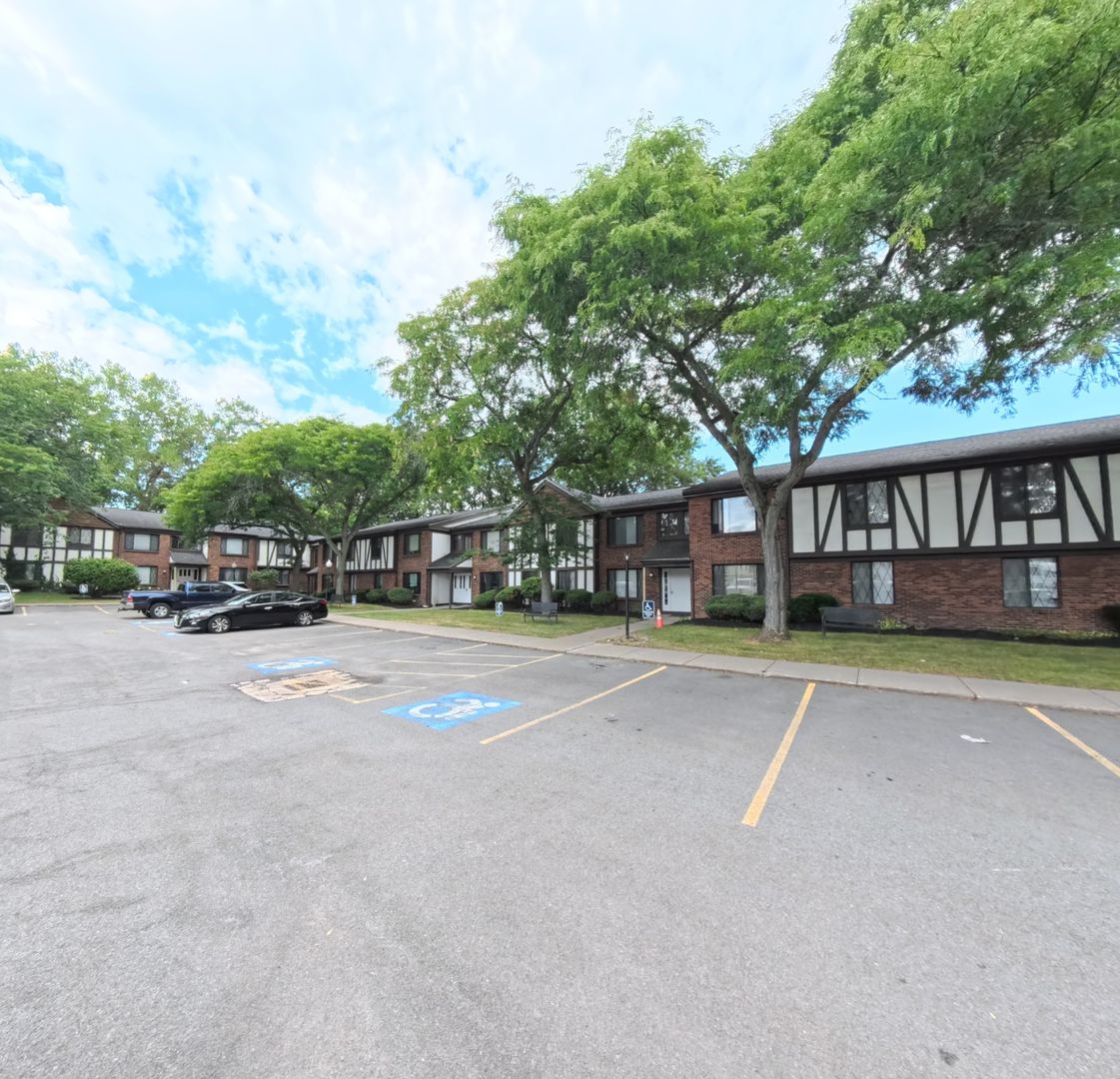 Irondequoit Apartment: 2519 Culver Road