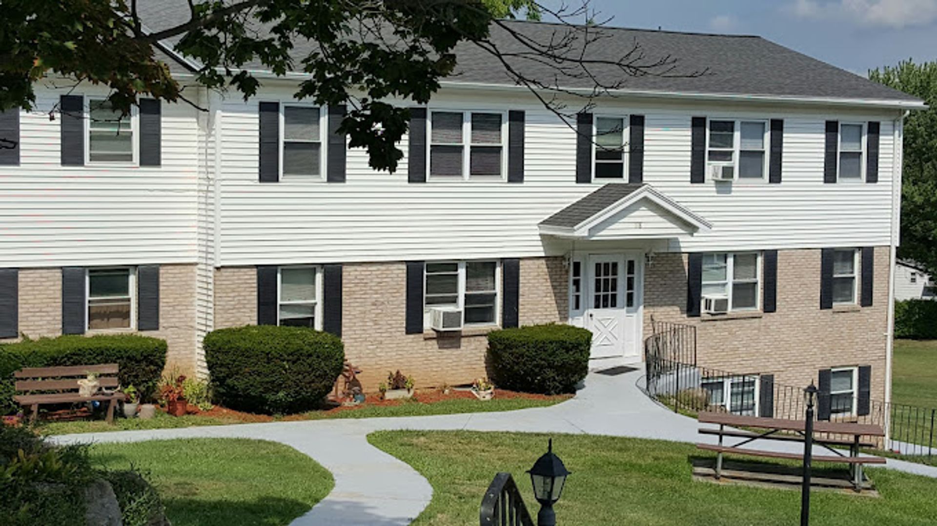 Canandaigua Apartment: 223 Bristol St