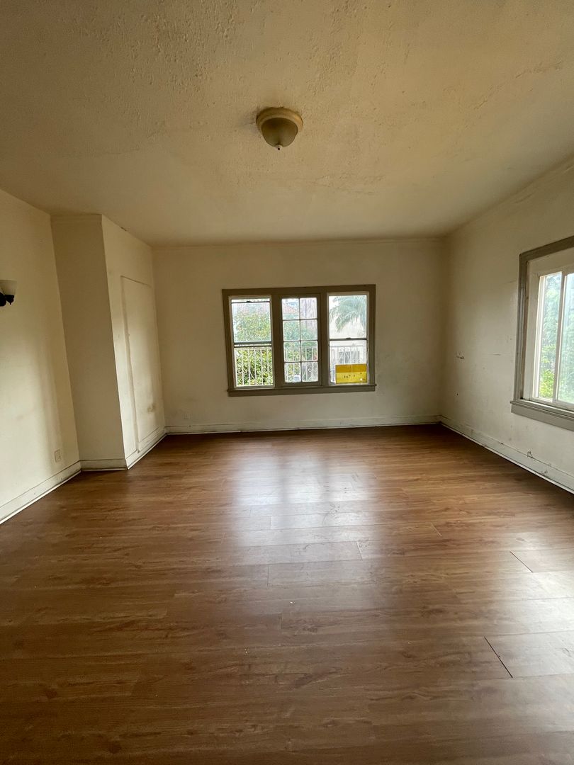 Los Angeles Apartment: 135 S. Westmoreland Avenue