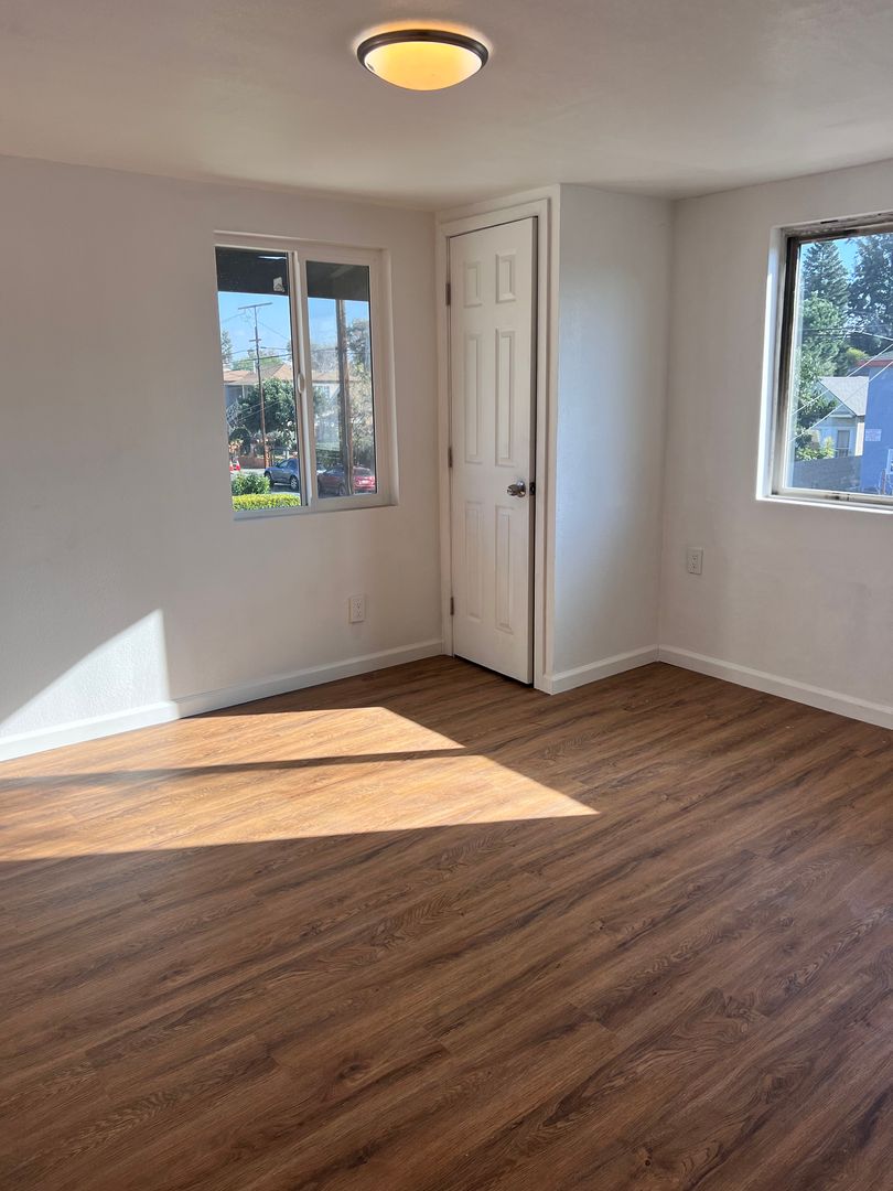 Los Angeles Apartment: 1729 W. 20th Street