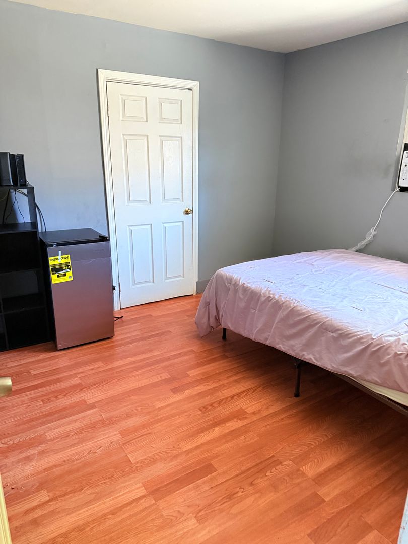 Los Angeles Apartment: 1729 W. 20th Street