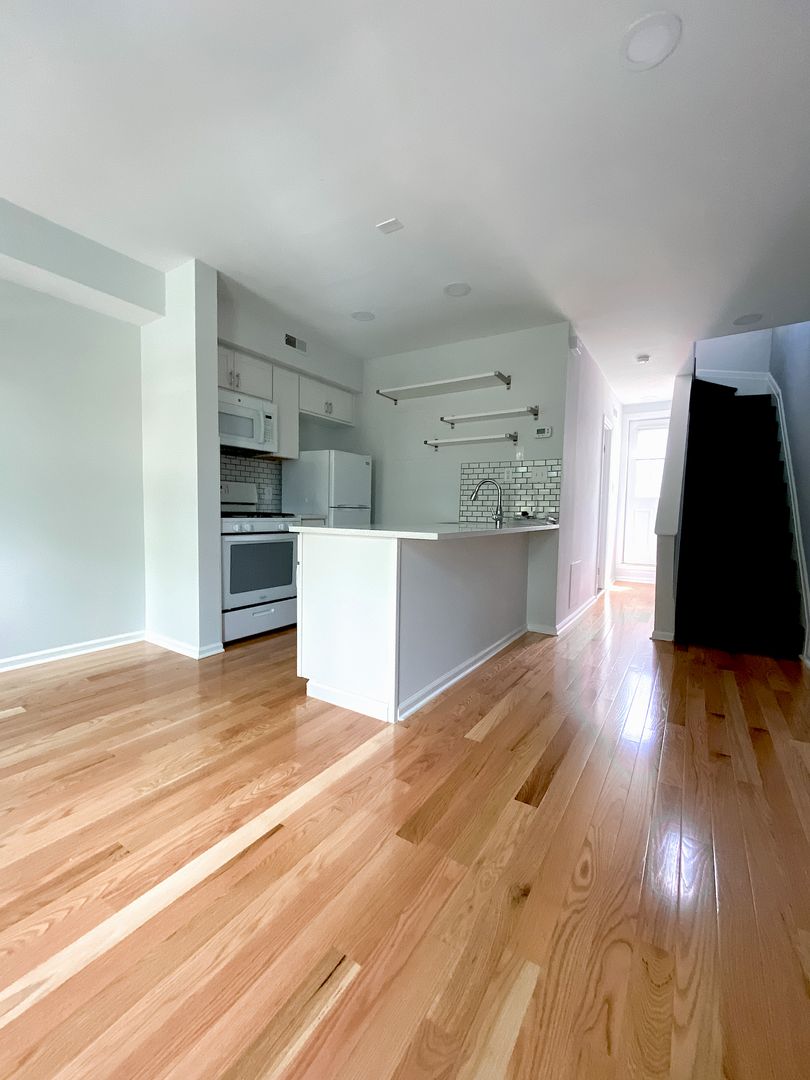 Philadelphia Apartment: 2216 Summer Street