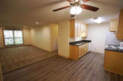 Beautiful 2 Bedroom 2 Bath Corner Apartment – photo 1