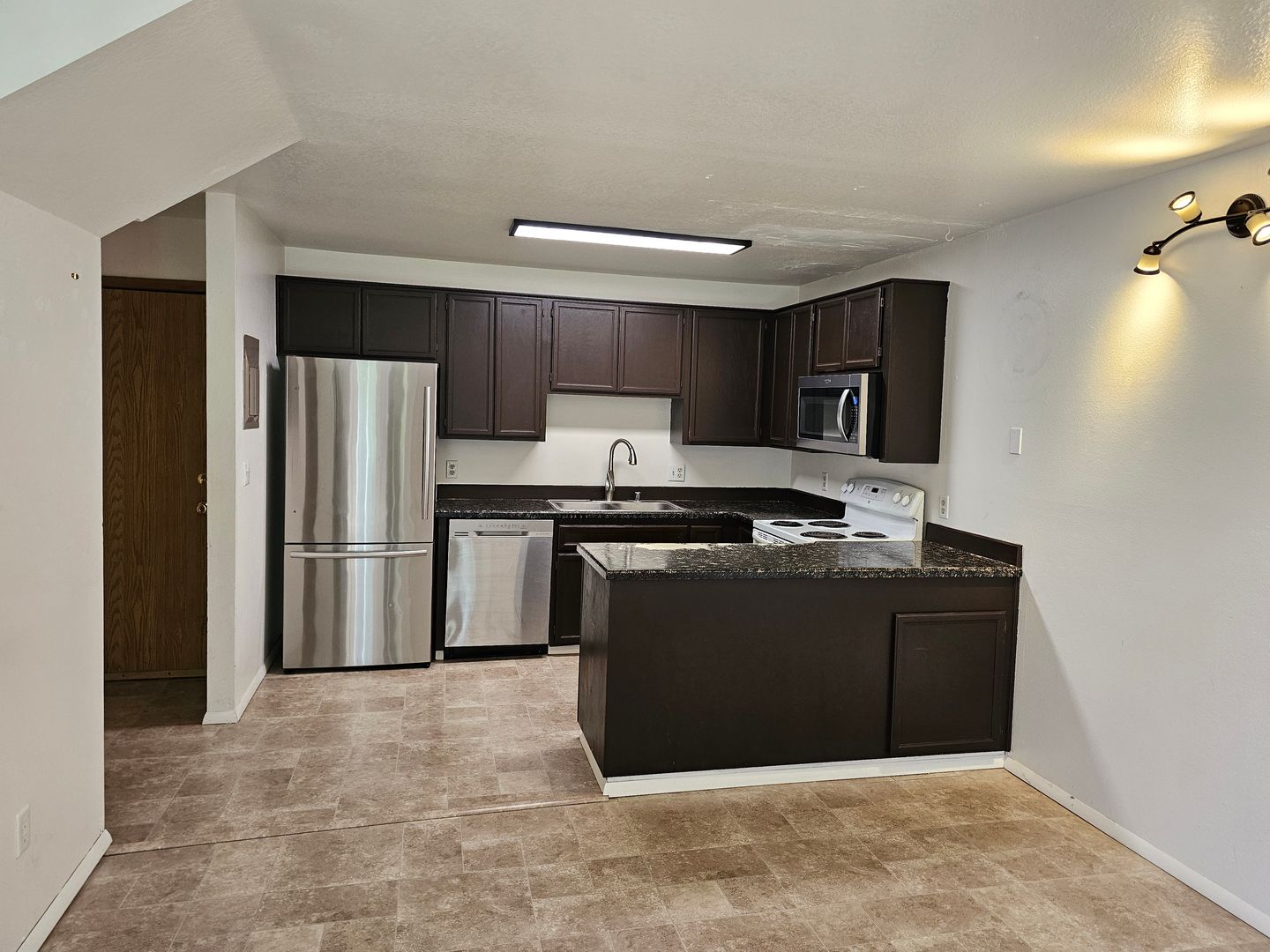 Fairbanks Apartment: 2806 Barnette St