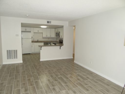 1 bed / 1 bath condo with a bonus den – photo 1