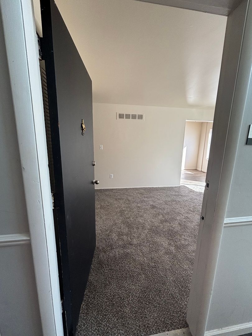 Warren Apartment: 21440 Mac Arthur Blvd