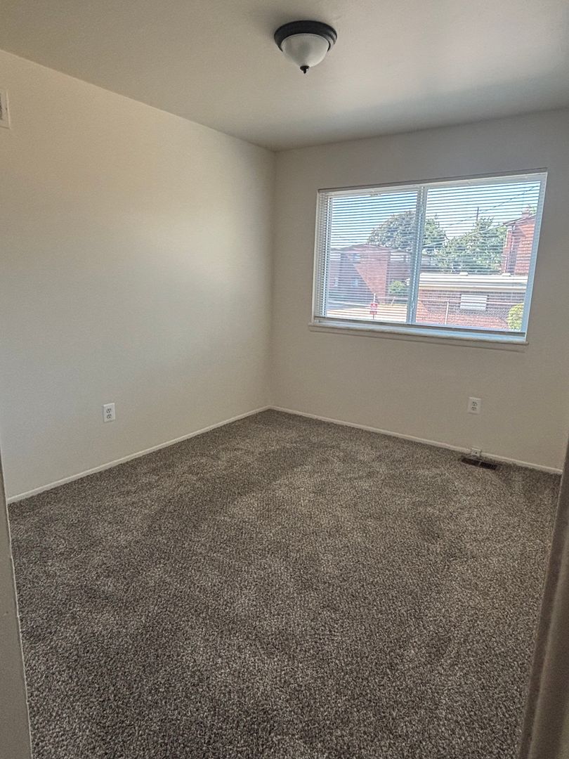 Warren Apartment: 21426 Mac Arthur Blvd