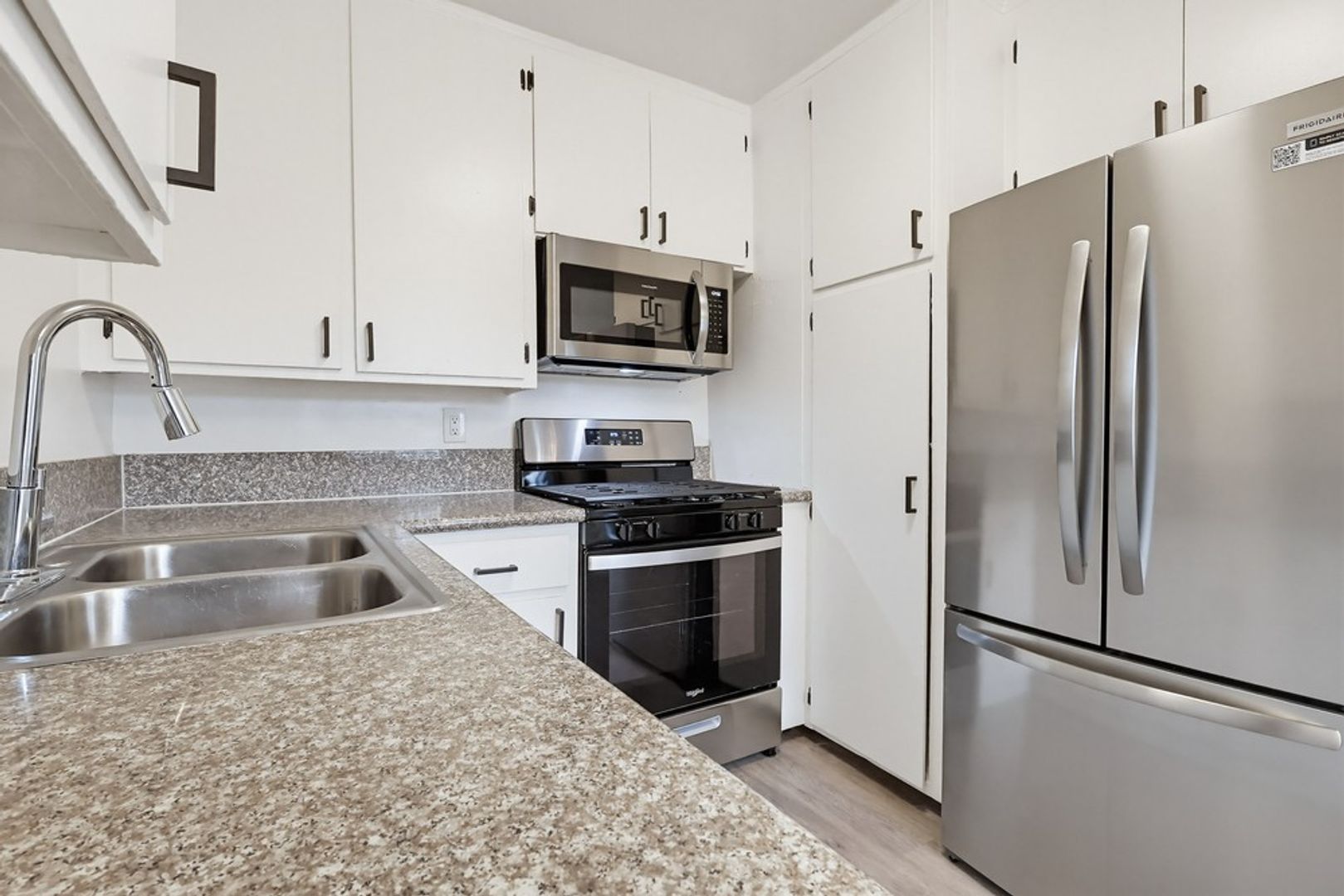 Los Angeles Apartment: 6325 8th Ave