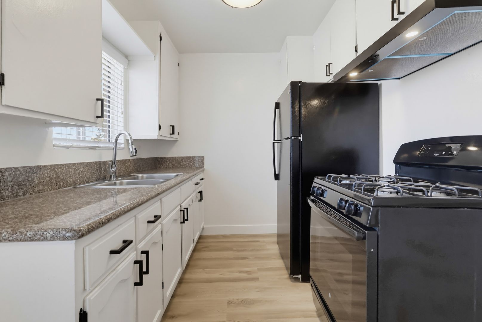 Los Angeles Apartment: 6407 10th Ave