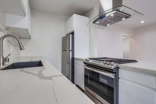 2BD/1BA Unit with Cold A/C and Parking Located in Inglewood! 2 Week Free $99 Deposit – photo 1