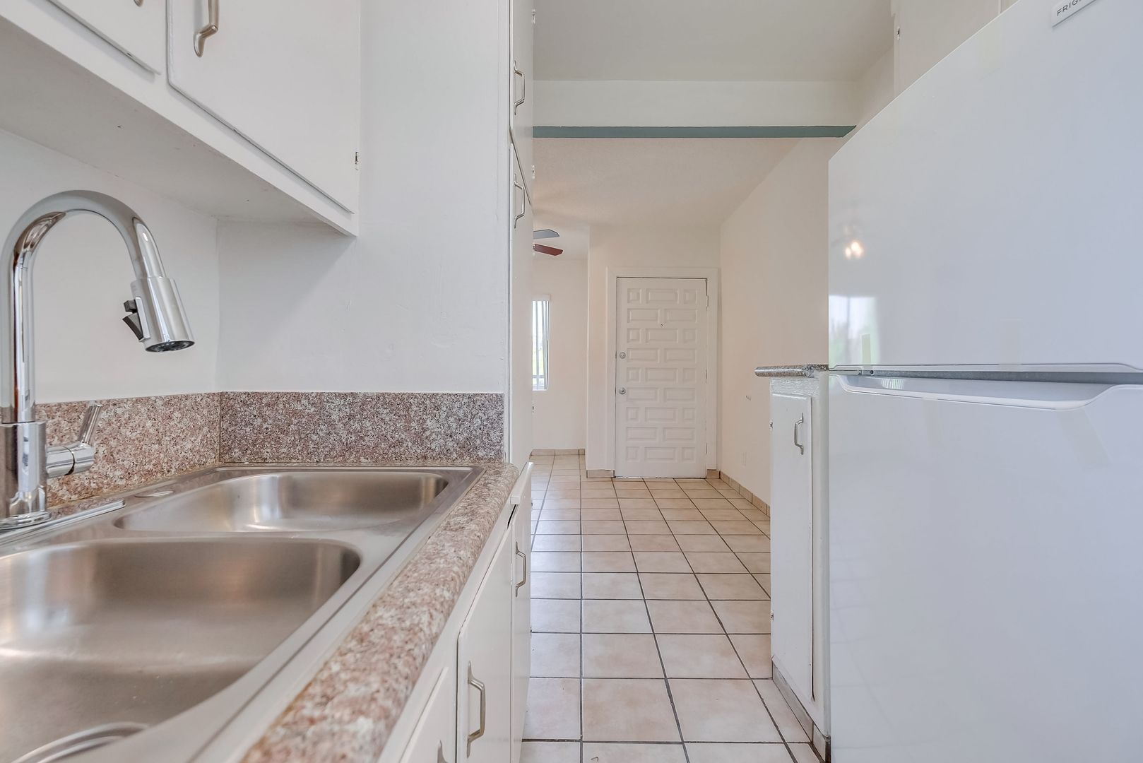 Los Angeles Apartment: 2425-2431 S. Ridgeley Dr