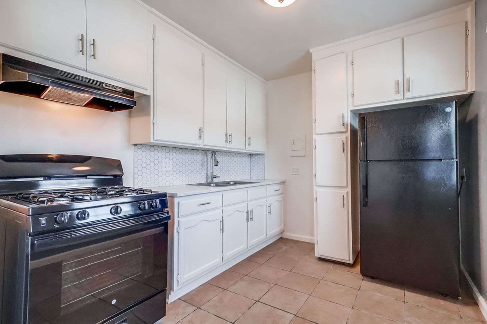 Los Angeles Apartment: 2419 S. Ridgeley Dr
