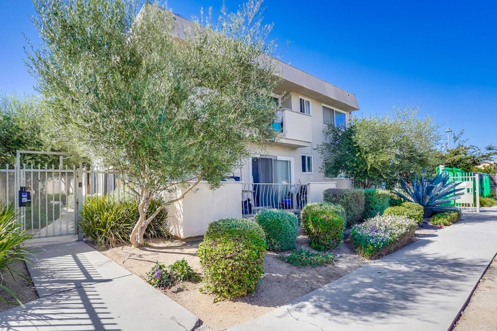 Los Angeles Apartment: 6545 S. Victoria Ave