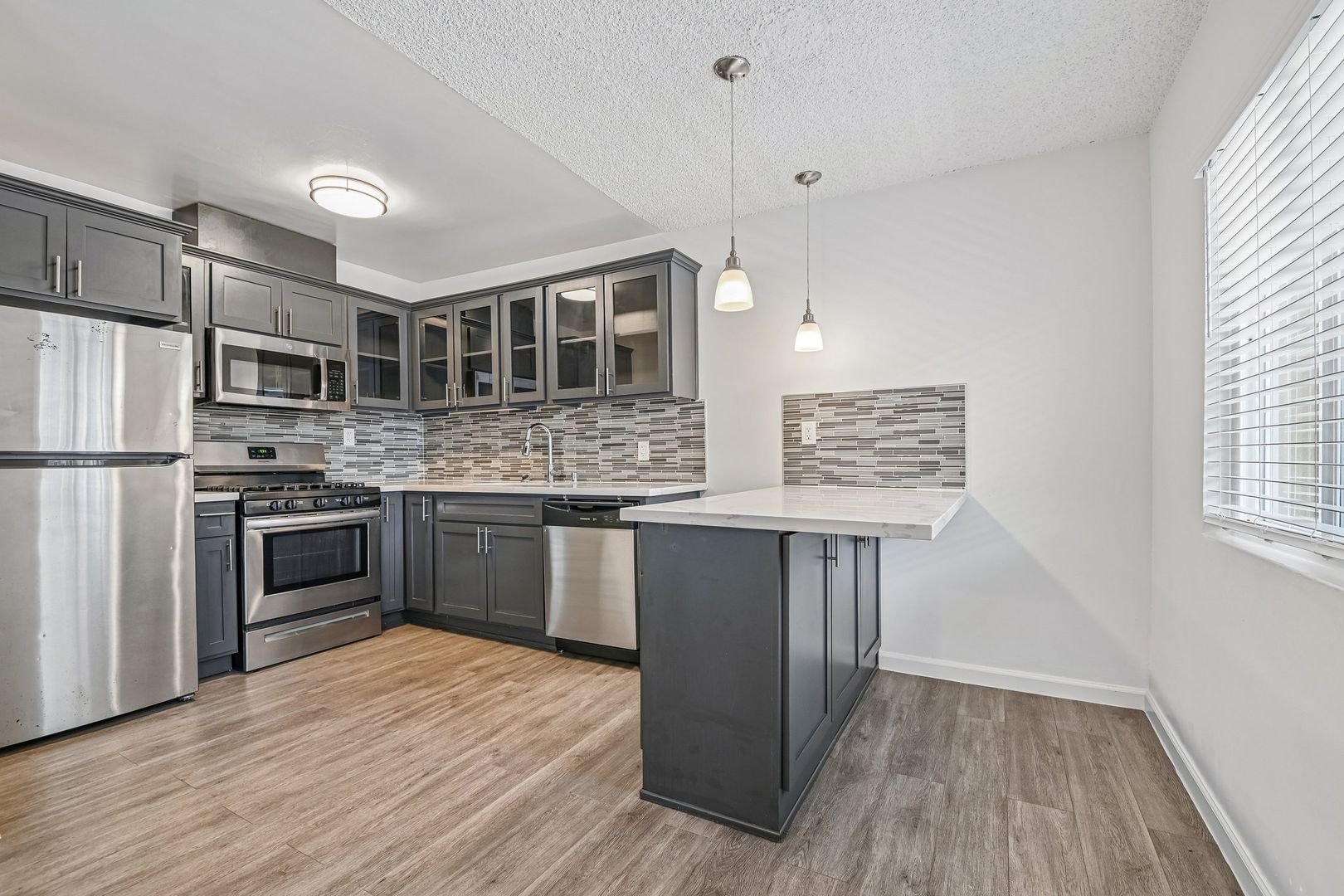 Los Angeles Apartment: 6113 8th Ave