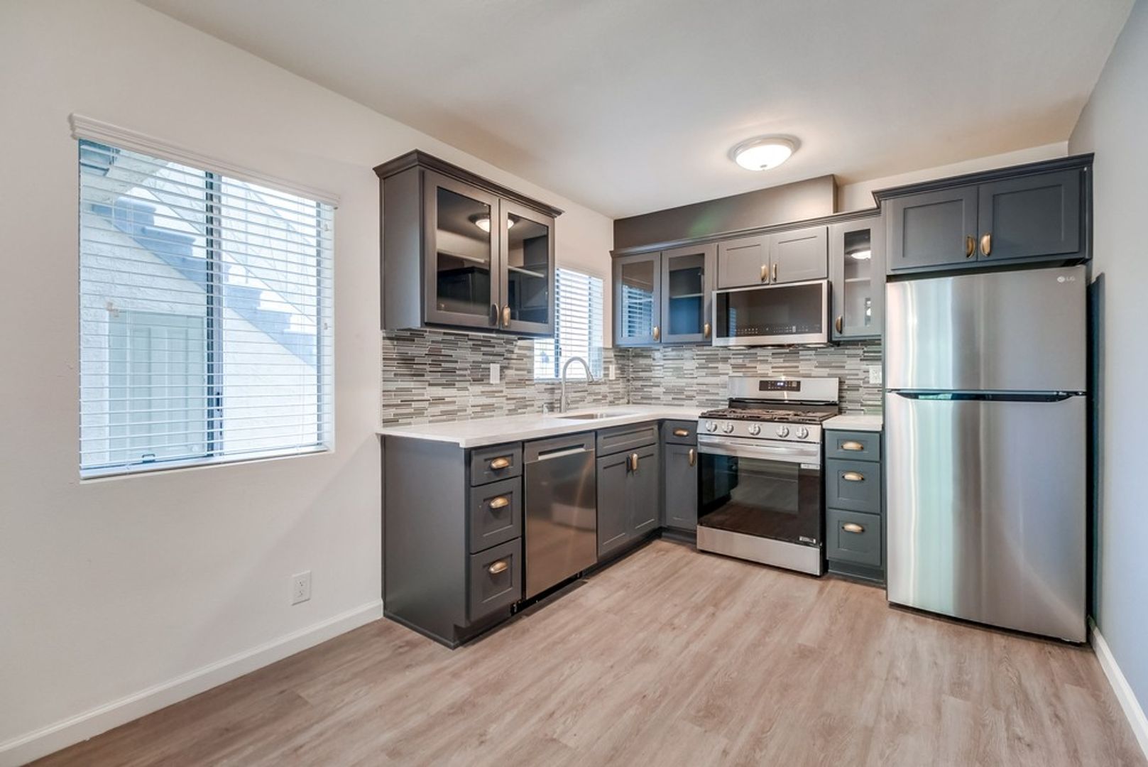 Los Angeles Apartment: 2485 Venice Blvd