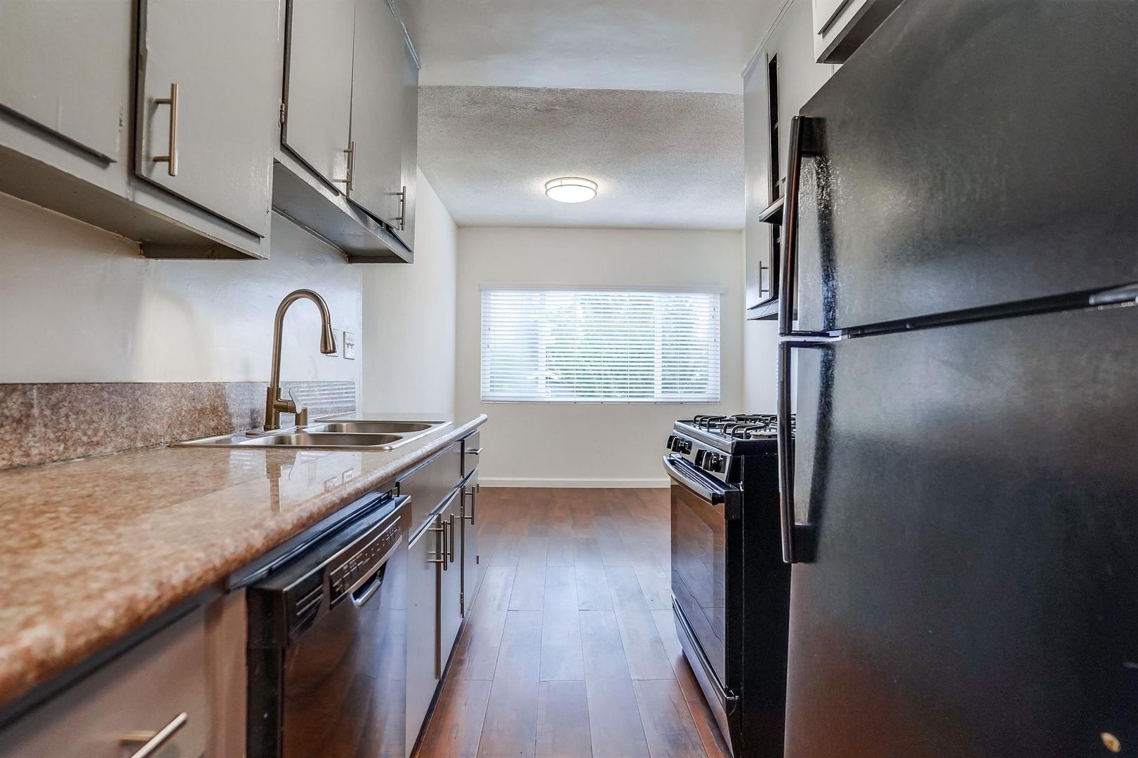 Inglewood Apartment: 537 W. Hyde Park Blvd