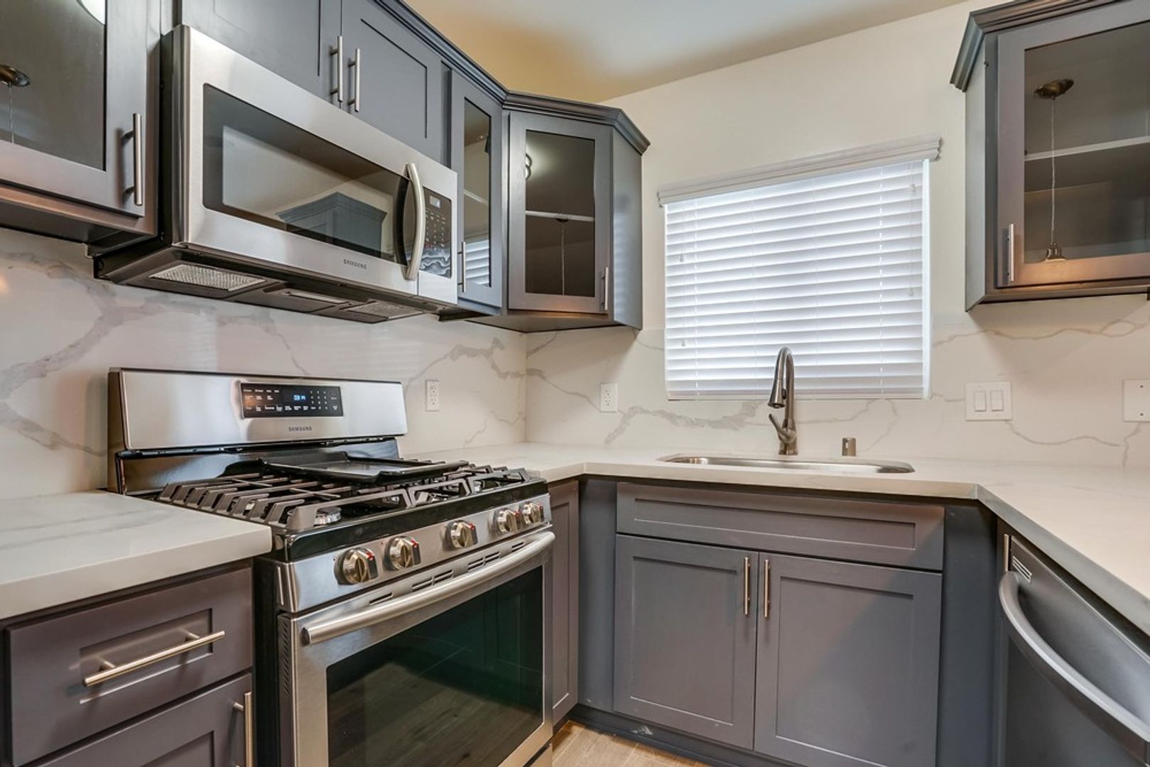 Inglewood Apartment: 822 N. Inglewood Ave
