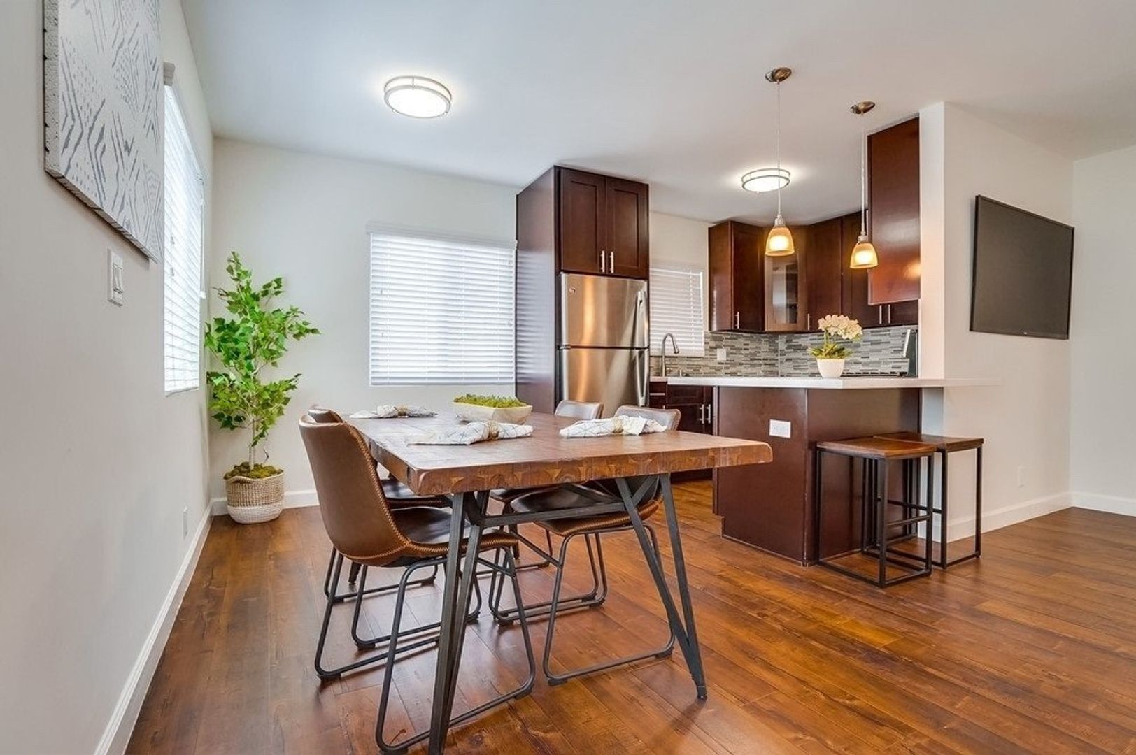 Inglewood Apartment: 629 - 633 W. Hyde Park Blvd