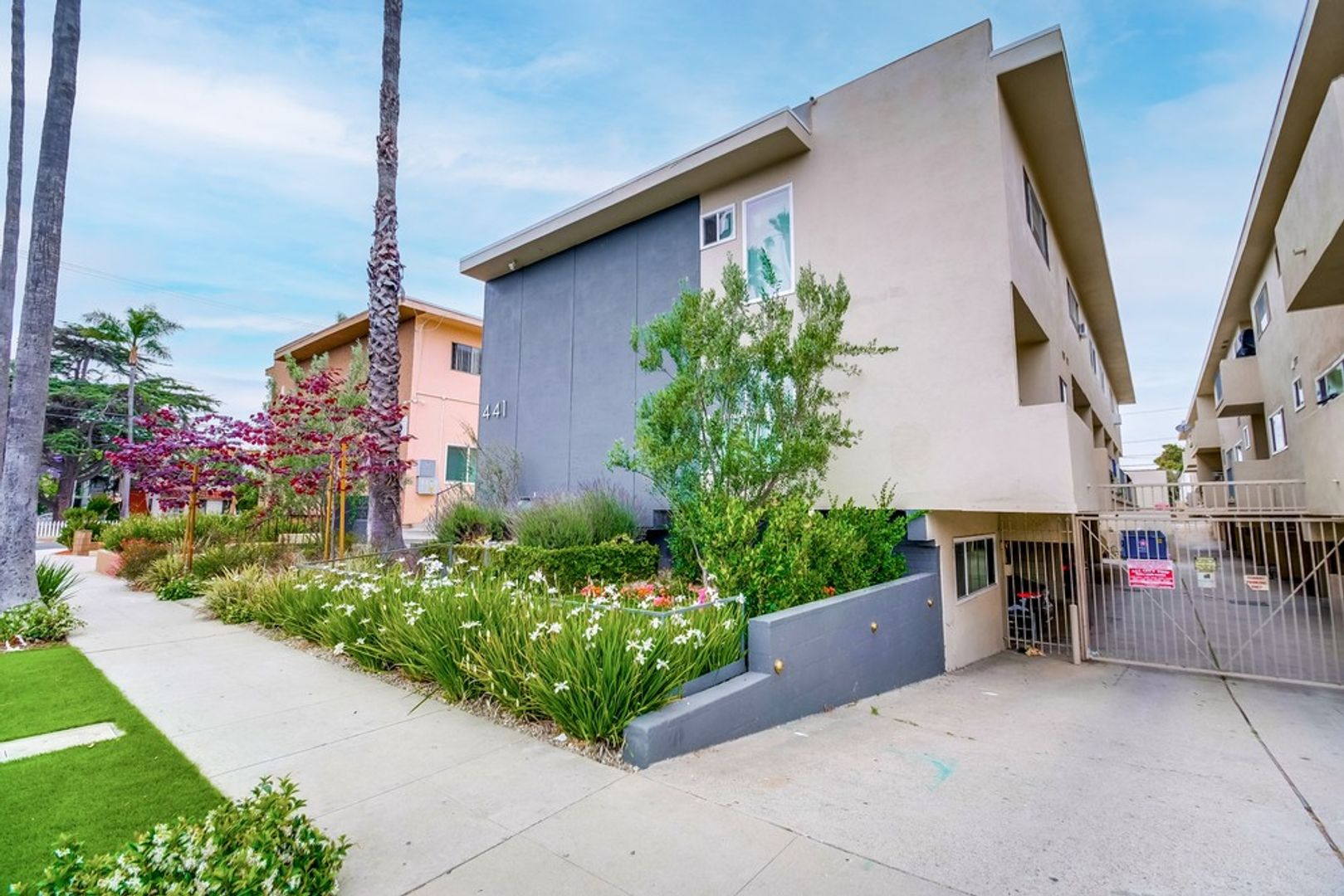 Inglewood Apartment: 437 & 441 W. Queen St