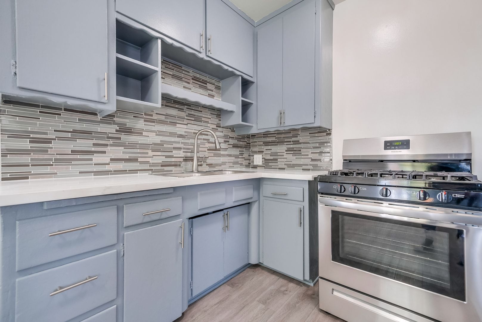 Los Angeles Apartment: 2485 Venice Blvd