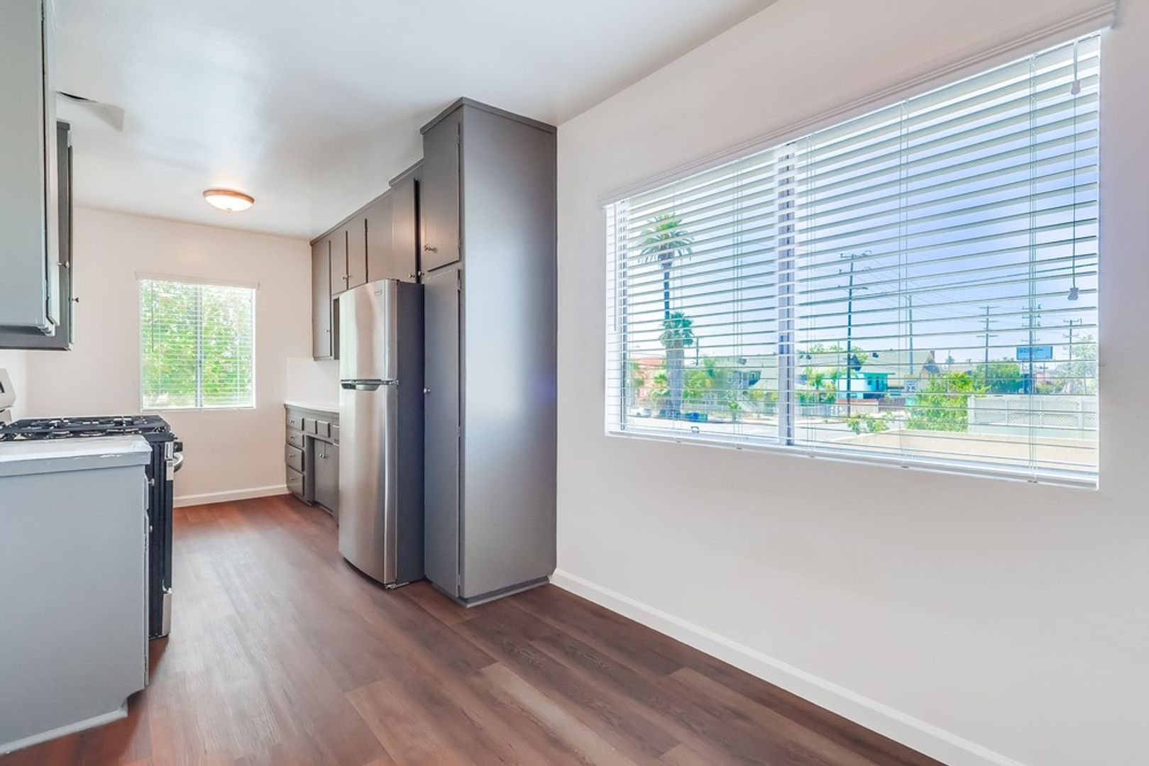 Los Angeles Apartment: 2485 Venice Blvd