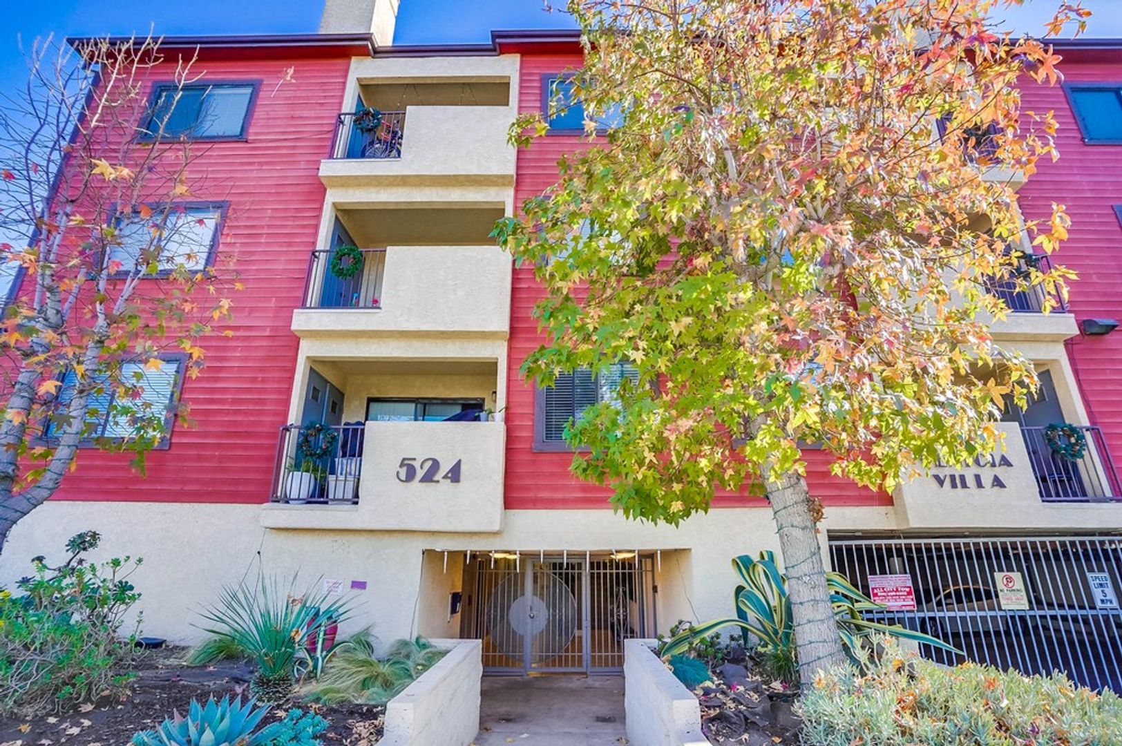 Inglewood Apartment: 524 Venice Way