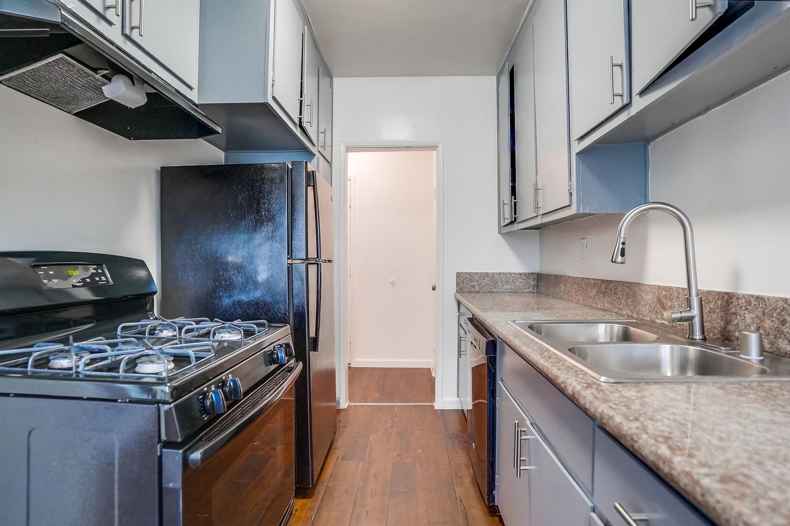 Inglewood Apartment: 537 W. Hyde Park Blvd