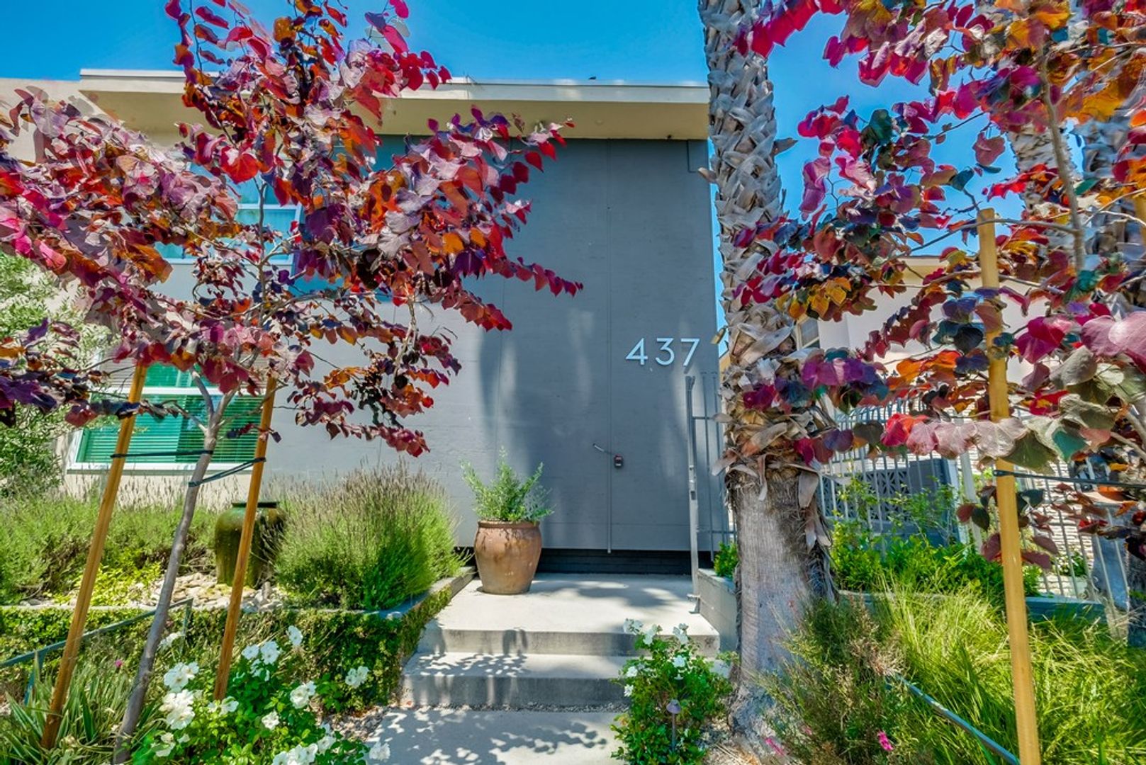 Inglewood Apartment: 437 & 441 W. Queen St